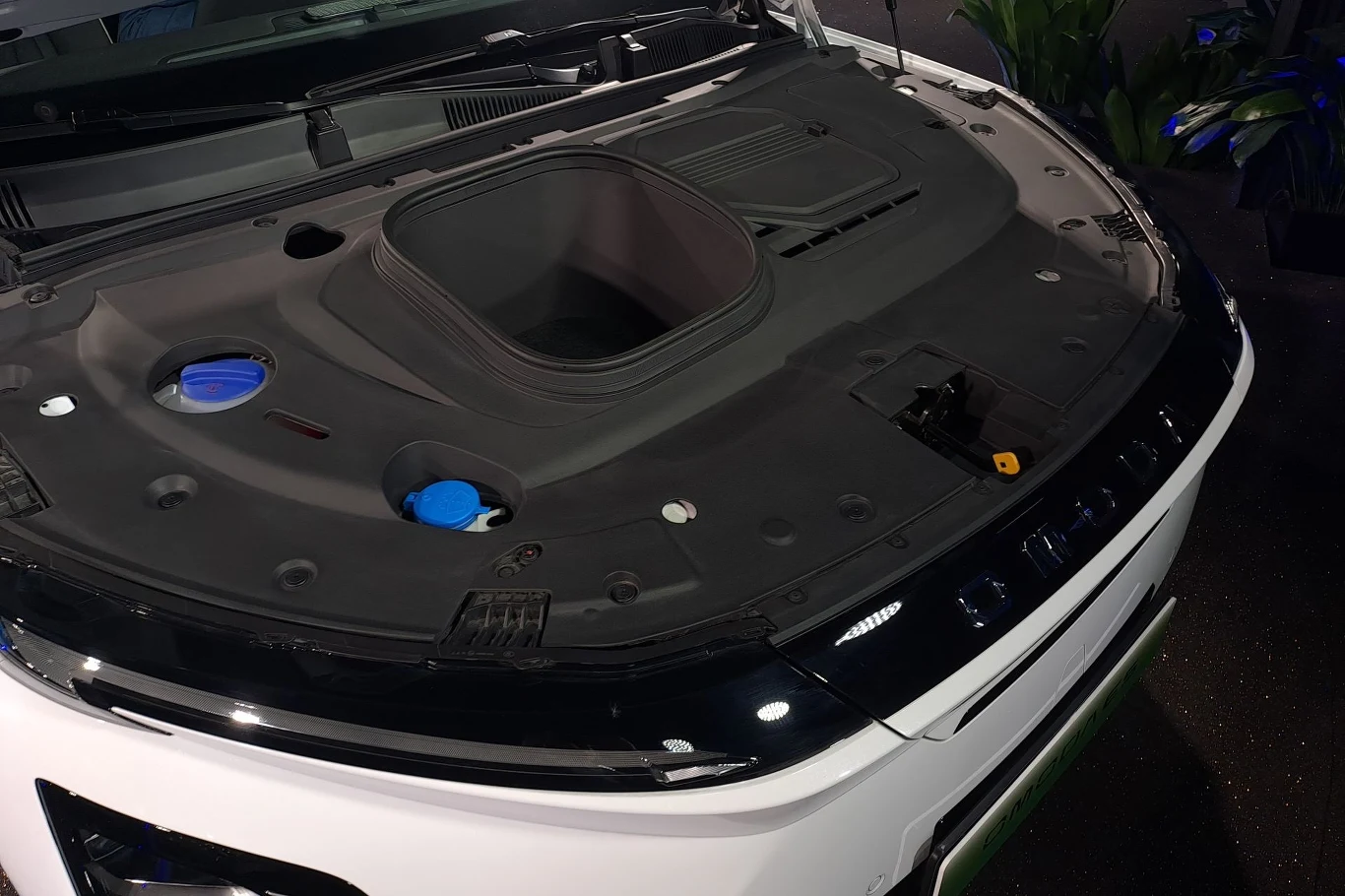 Pod maską Omody E5 wygospodarowano miejsce na niewielki schowek. Pod maską Omody E5 wygospodarowano miejsce na niewielki schowek.