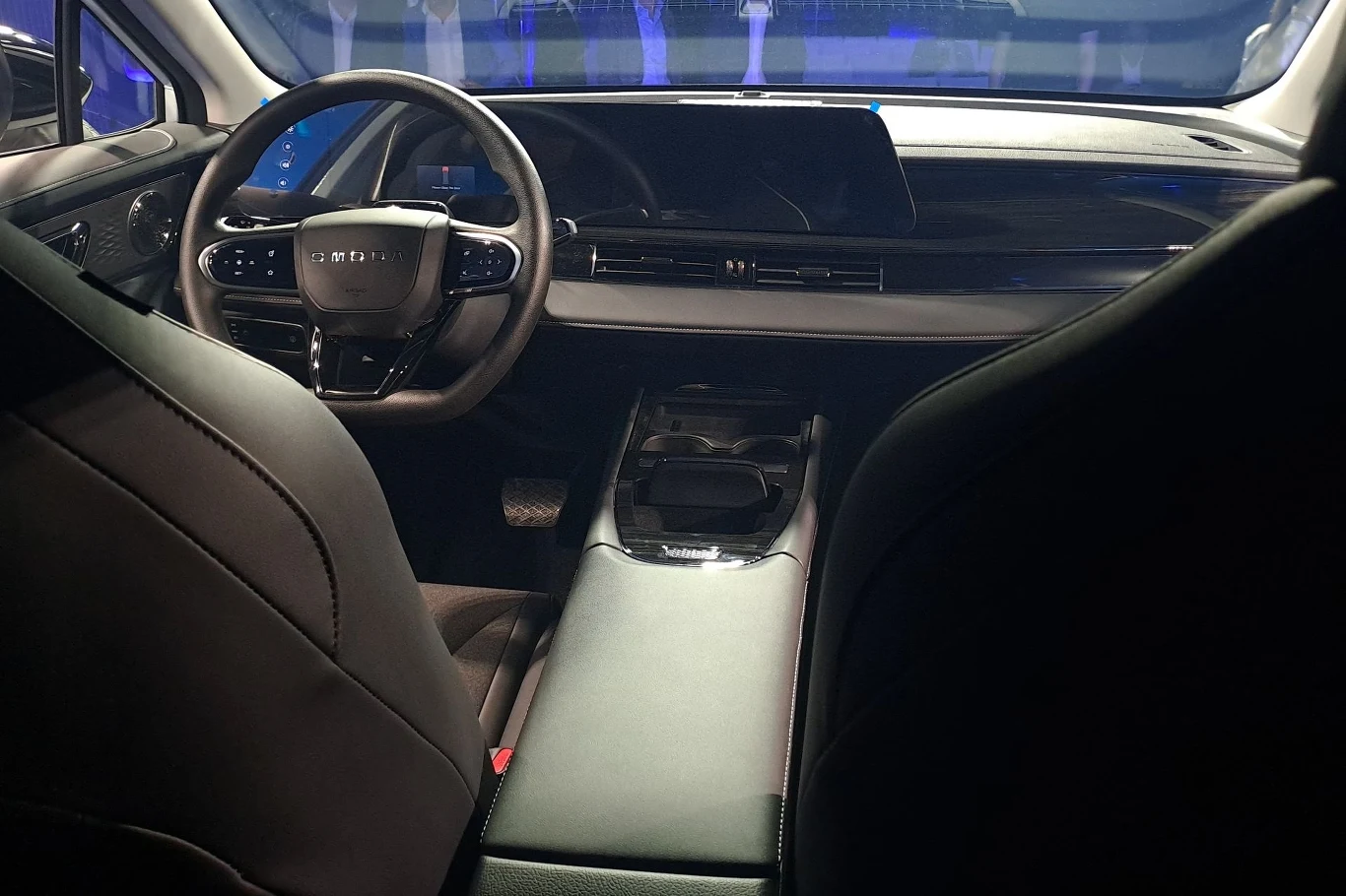 Wyposażenie elektrycznej Omody 5 jest podobne do tego z wariantu spalinowego. Królują dwa 12,3-calowe wyświetlacze. Wyposażenie elektrycznej Omody 5 jest podobne do tego z wariantu spalinowego. Królują dwa 12,3-calowe wyświetlacze.