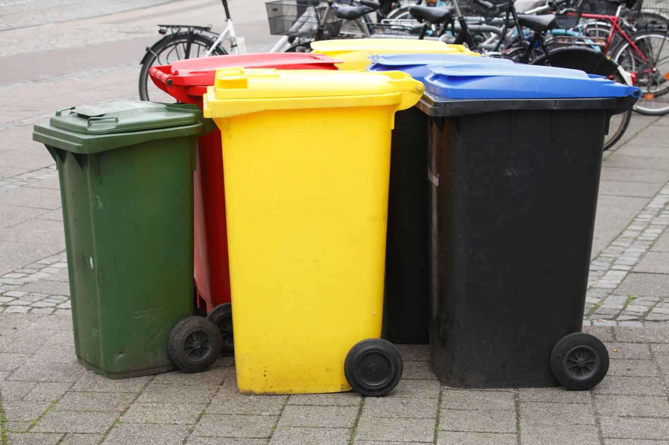 Gdzie wyrzucać papier po maśle? Wiele osób zastanawia się, który kosz będzie prawidłowy.