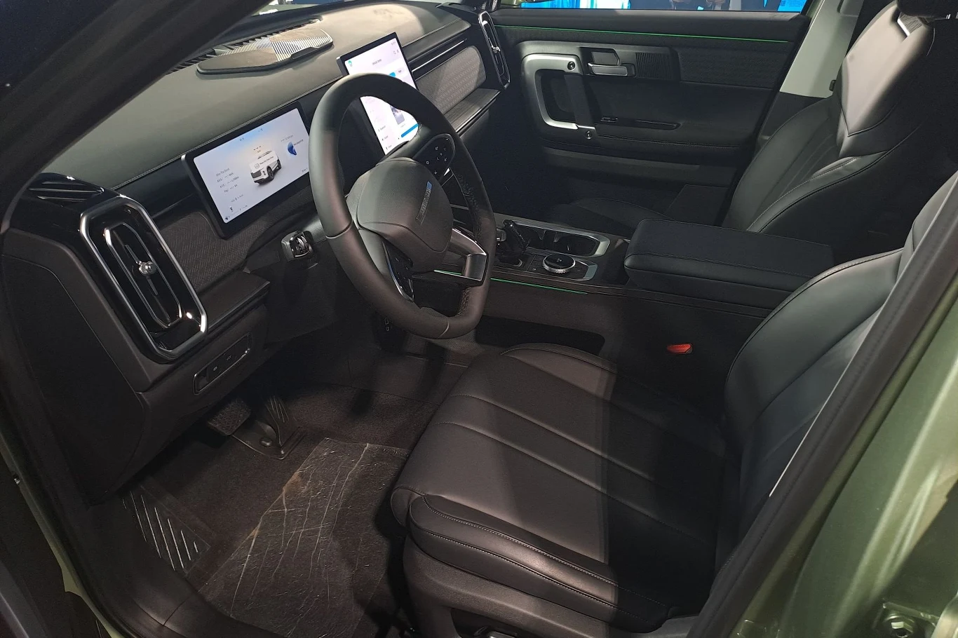 Na wyposażeniu Jaecoo 7 znajdziemy m.in. indukcyjną ładowarkę czy wyświetlacz HUD. Na wyposażeniu Jaecoo 7 znajdziemy m.in. indukcyjną ładowarkę czy wyświetlacz HUD.