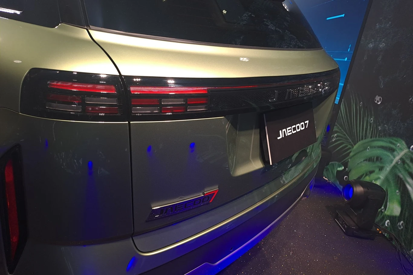 Jaecoo 7 oferuje inteligentny napęd na cztery koła. Głębokość brodzenia to 600 mm. Jaecoo 7 oferuje inteligentny napęd na cztery koła. Głębokość brodzenia to 600 mm.