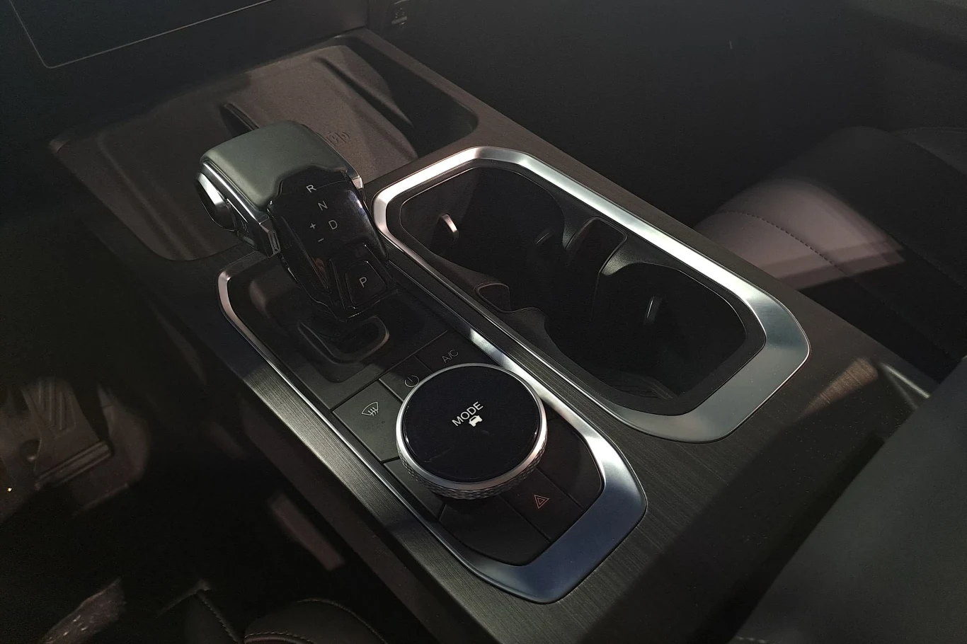 Jaecoo 7 oferuje siedem trybów jazdy dostosowanych do określonych warunków. Wśród nich znalazł się wariant "Off-road". Jaecoo 7 oferuje siedem trybów jazdy dostosowanych do określonych warunków. Wśród nich znalazł się wariant "Off-road".