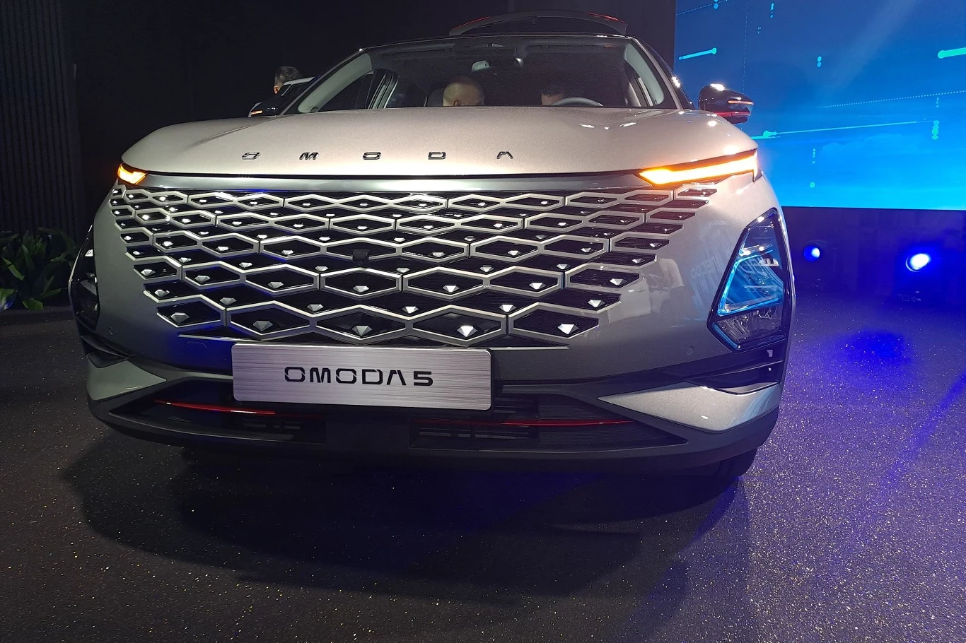 Spalinowa Omoda 5 wyróżnia się "diamentowym" grillem. Spalinowa Omoda 5 wyróżnia się "diamentowym" grillem.