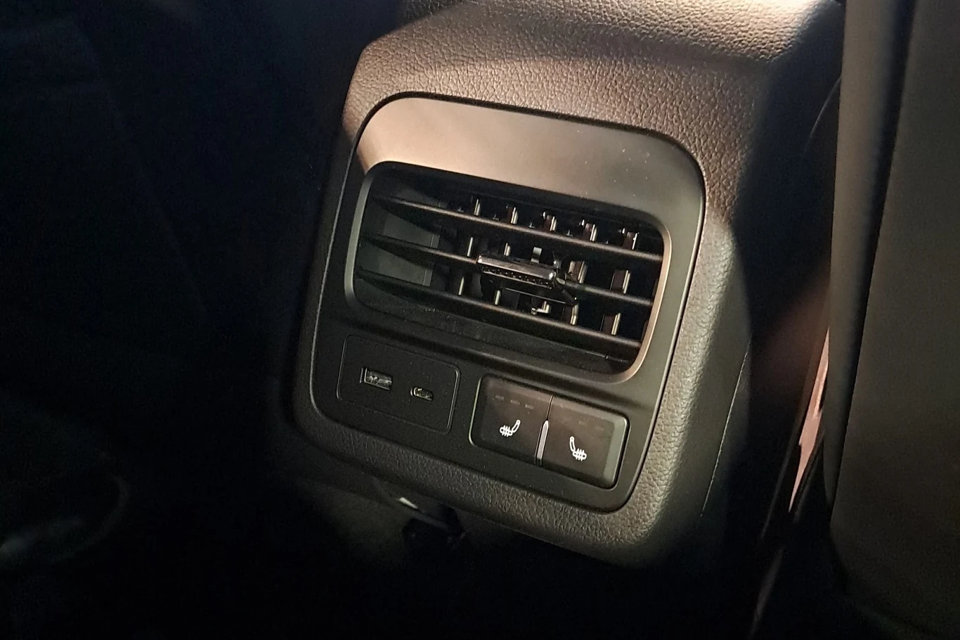 W elektrycznym wariancie na wyposażeniu znajdziemy m.in. podgrzewane zewnętrzne siedzenia tylnej kanapy. W elektrycznym wariancie na wyposażeniu znajdziemy m.in. podgrzewane zewnętrzne siedzenia tylnej kanapy.