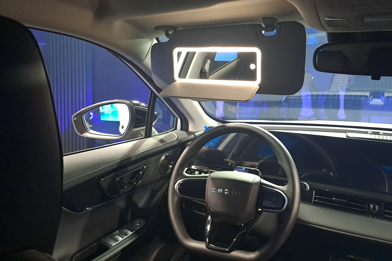 Bardzo duże lusterka ukryte w osłonie przeciwsłonecznej. Bardzo duże lusterka ukryte w osłonie przeciwsłonecznej.