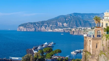 Sorrento położone jest nad Zatoką Neapolitańską. Słynie z przepięknych widoków, a także owoców cytrusowych. Nazywane jest nawet "miastem cytryn". 