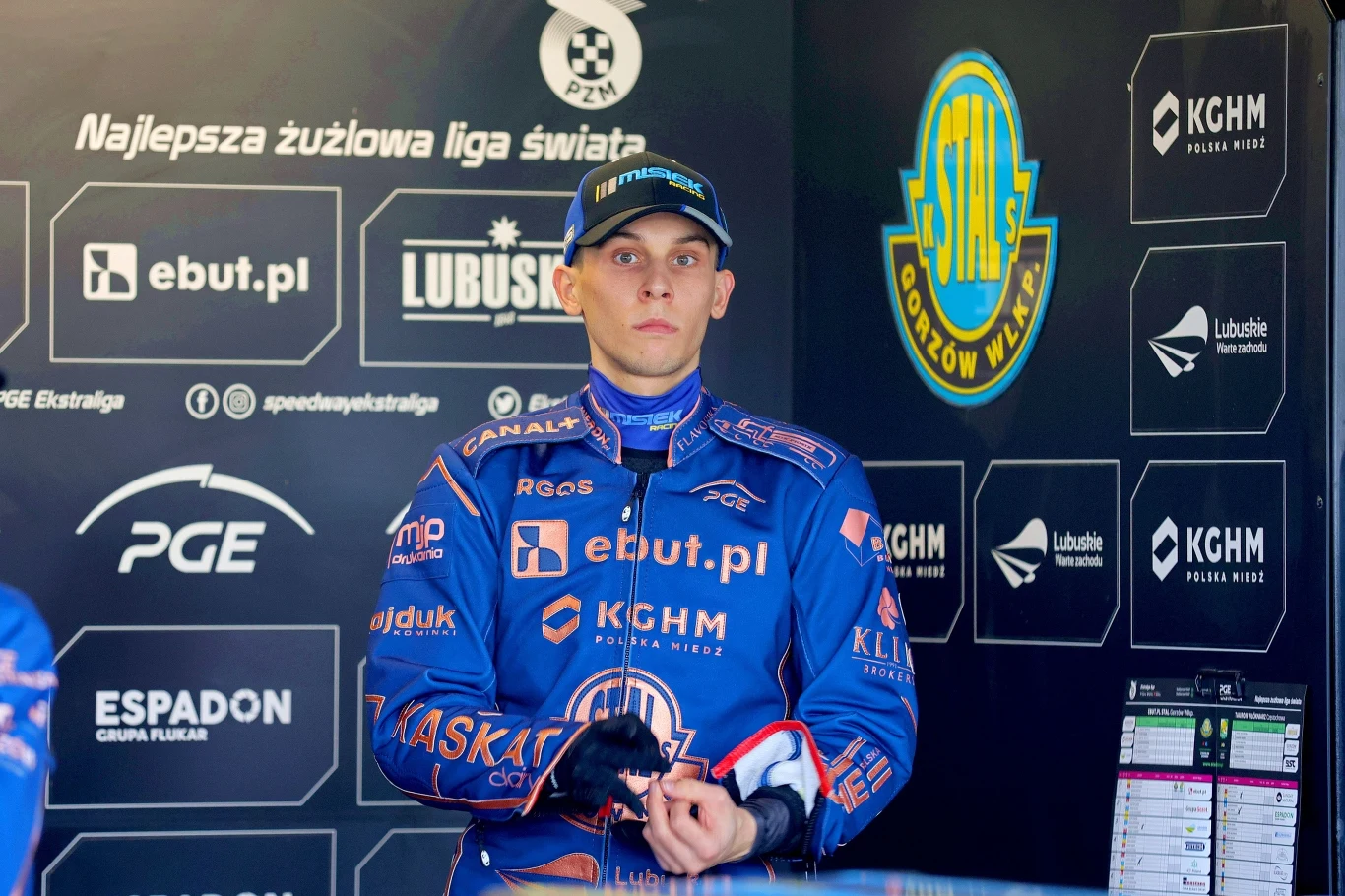 Jakub Miśkowiak w parku maszyn.