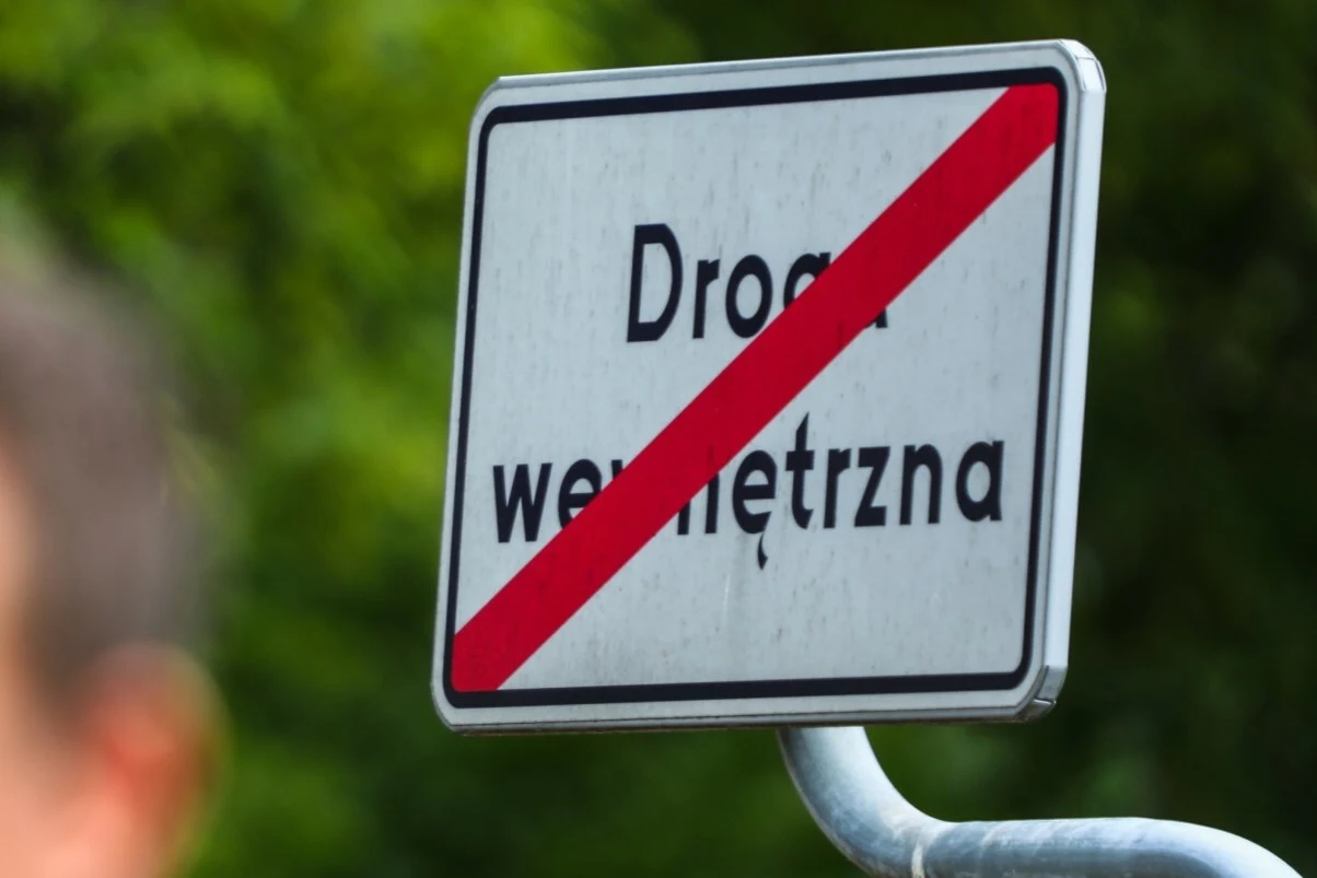 Wyjazd z drogi wewnętrznej wymaga zachowania przez kierowców ostrożności. To dlatego, że zasady na niej obowiązujące trochę różnią się od tych na innych drogach. Wyjazd z drogi wewnętrznej wymaga zachowania przez kierowców ostrożności. To dlatego, że zasady na niej obowiązujące trochę różnią się od tych na innych drogach.
