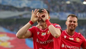 Kolejny czołowy napastnik opuści Polskę. Jest oferta z Azji. Klub odpowiada