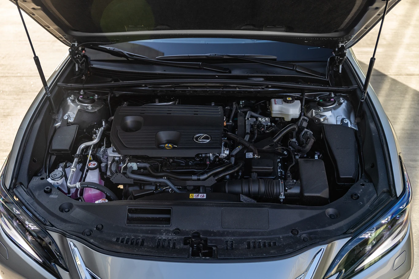 Pod maską Lexusa ES niezmiennie pracuje wolnossący silnik 2,5 l współpracujący z elektrycznym motorem