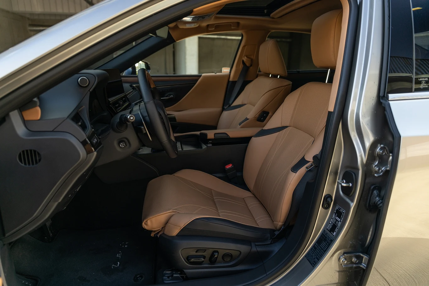 Lexus ES ma obszerne i wygodne fotele, ale bez funkcji masażu