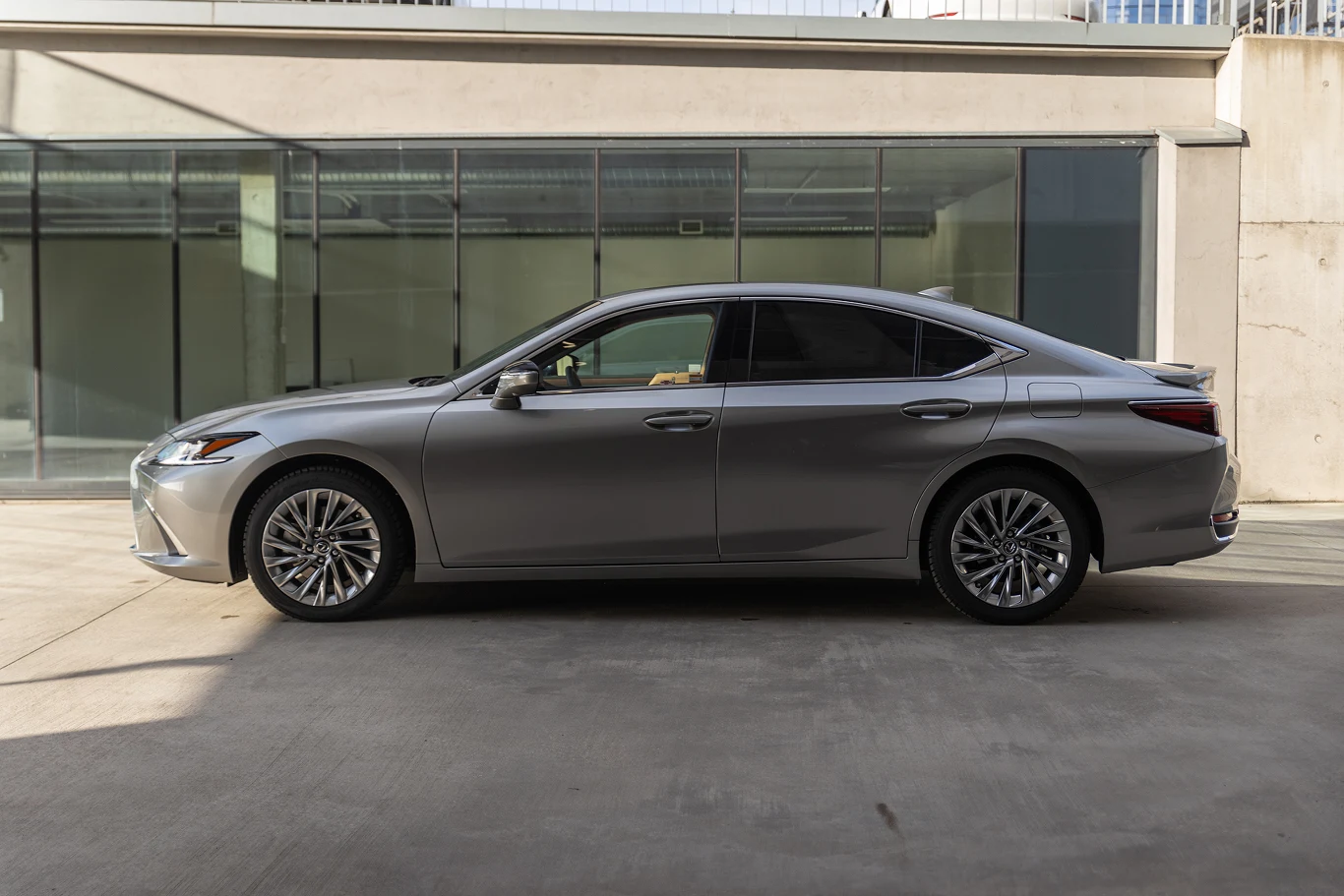 Lexus ES ma 4975 mm długości