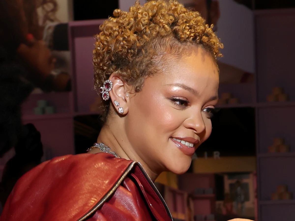 Rihanna w krótkich włosach