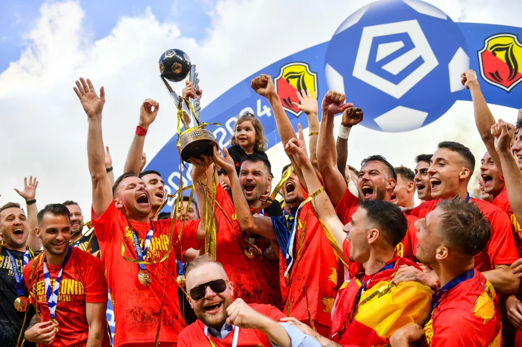 Piłkarze Jagiellonii Białystok świętujący mistrzostwo Polski