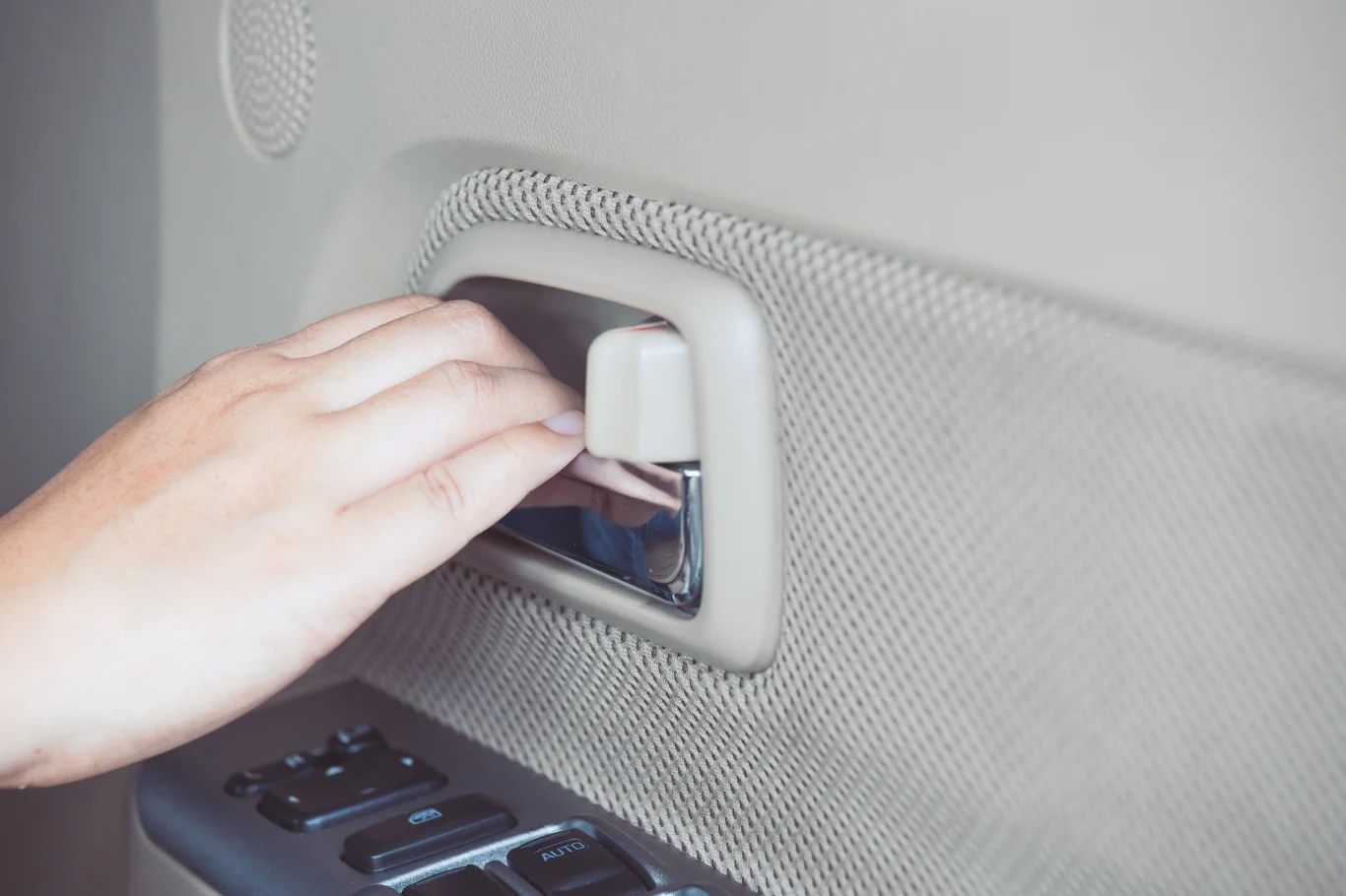 Zadaniem blokady jest uniemożliwienie dzieciom otwarcia drzwi od wewnątrz. Zadaniem blokady jest uniemożliwienie dzieciom otwarcia drzwi od wewnątrz.