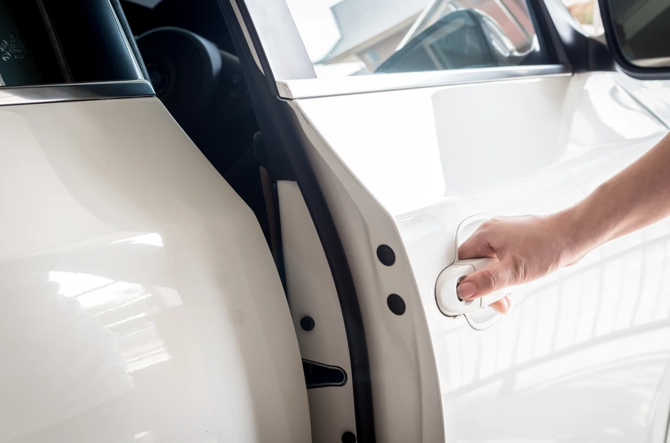 Blokowanie i odblokowywanie jest proste. Trzeba jednak odnaleźć ukrytą dźwignię lub przycisk Blokowanie i odblokowywanie jest proste. Trzeba jednak odnaleźć ukrytą dźwignię lub przycisk