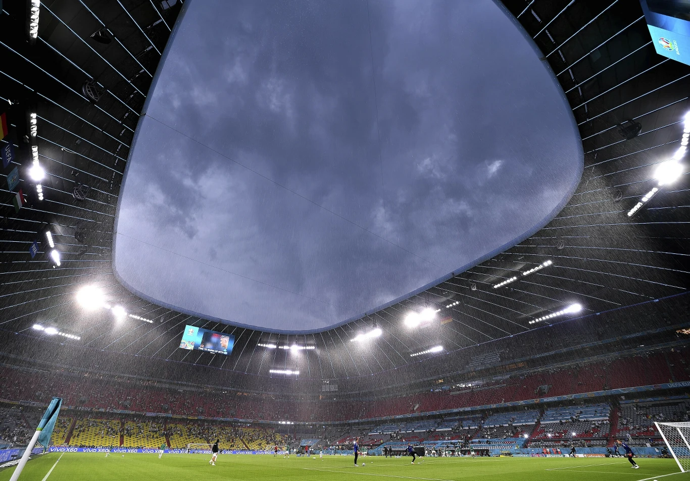 Chmury nad Allianz Arena w Monachium