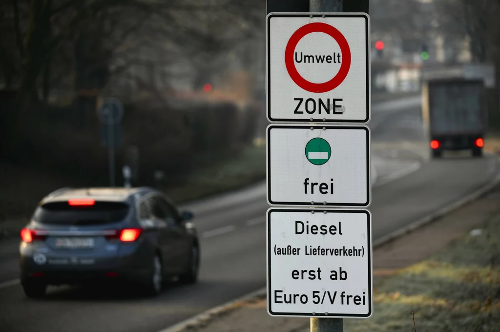 W Niemczech funkcjonują strefy niskoemisyjnego transportu (odpowiedniki polskich stref czystego transportu). Wjazd możliwy jest tylko pojazdami spełniającymi normy i posiadającymi specjalną naklejkę