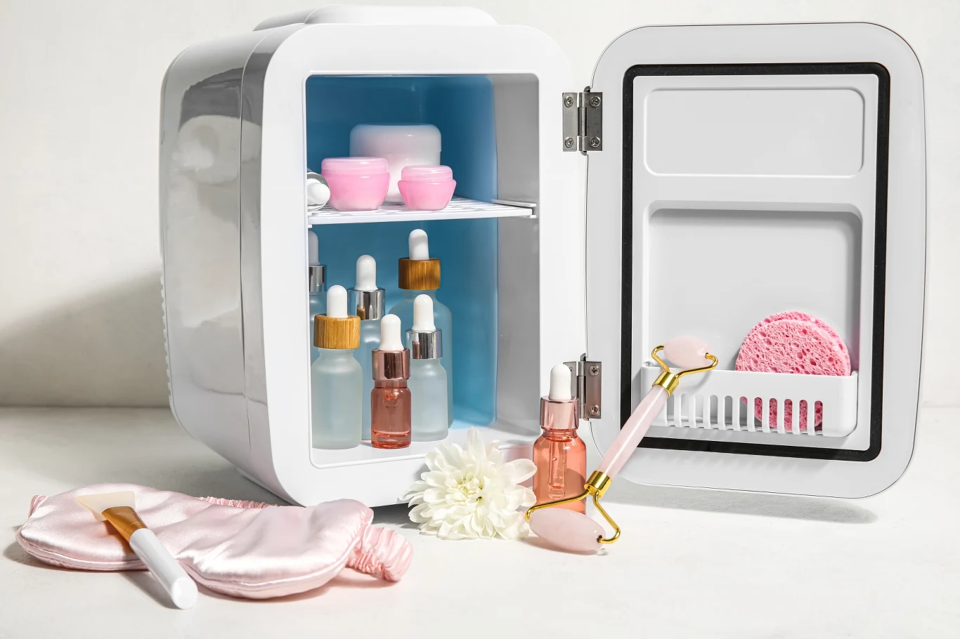 Niektóre kosmetyki należy przechowywać w niskich temperaturach. Dobrym rozwiązaniem może okazać się mini lodówka, dedykowana na produkty kosmetyczne. Niektóre kosmetyki należy przechowywać w niskich temperaturach. Dobrym rozwiązaniem może okazać się mini lodówka, dedykowana na produkty kosmetyczne.
