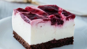 Szybki deser owocowy bez pieczenia. Ciasto katechetka to idealny wybór na lato
