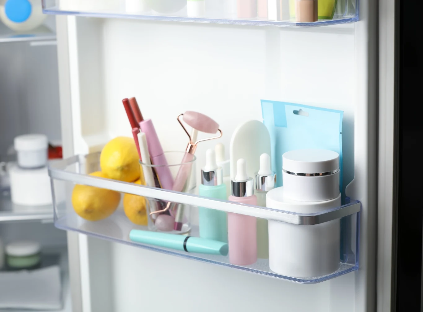 Jakie kosmetyki przechowywać w lodówce? Dla wielu produktów niska temperatura jest tą najlepszą. Jakie kosmetyki przechowywać w lodówce? Dla wielu produktów niska temperatura jest tą najlepszą.