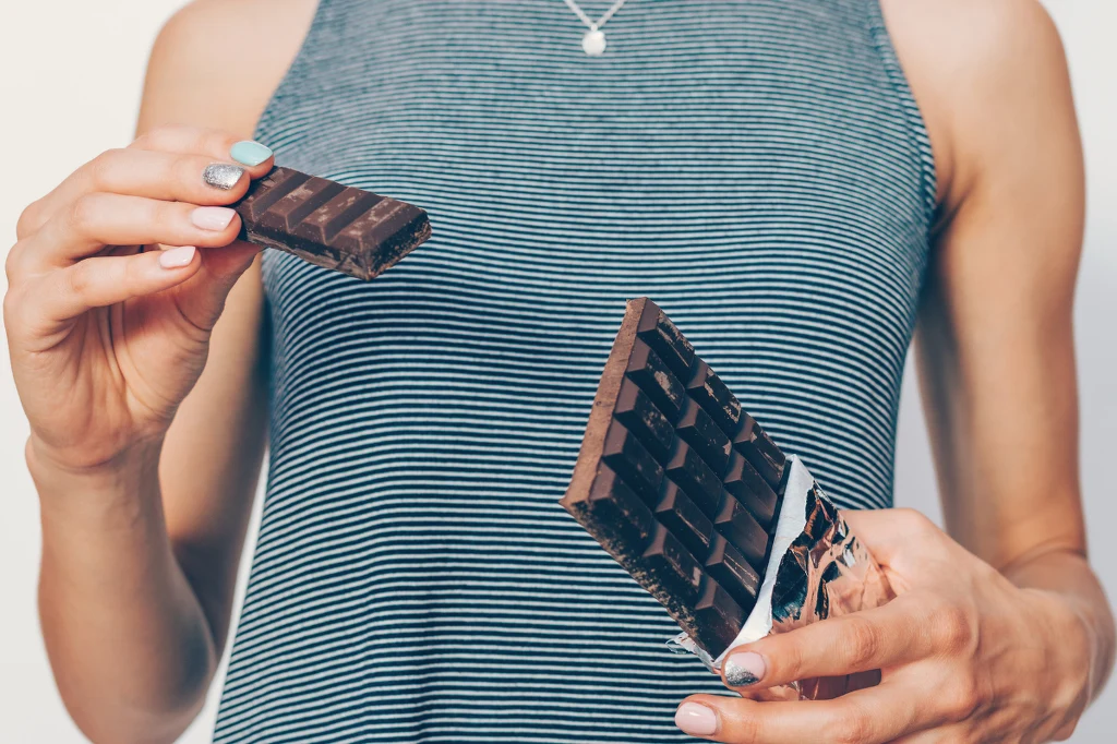 Zamiast magnezu w tabletkach warto regularnie chrupać orzechy lub gorzką czekoladę