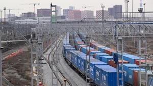 Mimo kolejnych pakietów sankcji do Rosji wciąż trafiają towary objęte embargiem. Na zdjęciu kontenery na obrzeżach Moskwy