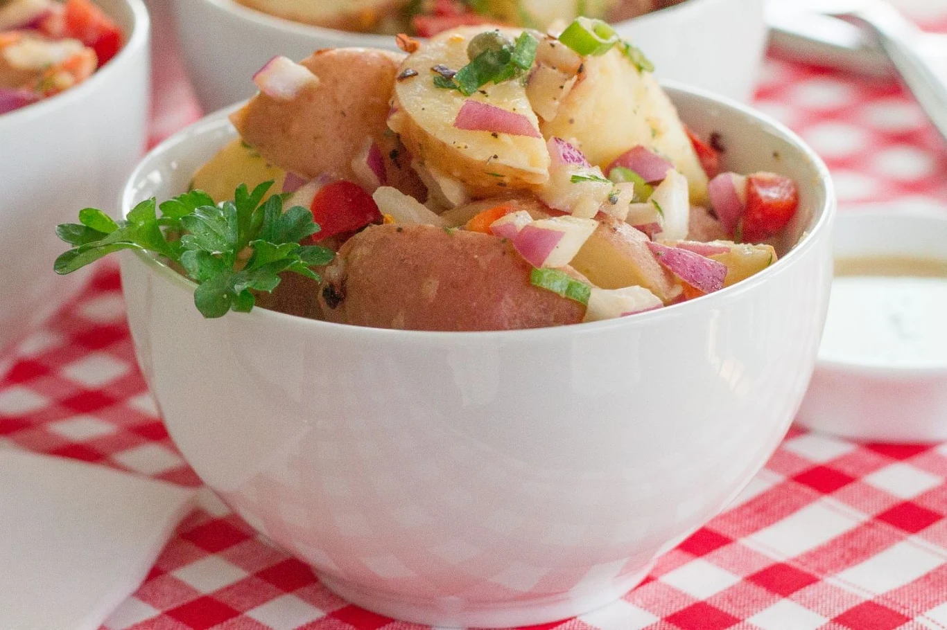 Sałatka pyrowa to sycąca i pyszna przekąska na każdą okazję Sałatka pyrowa to sycąca i pyszna przekąska na każdą okazję