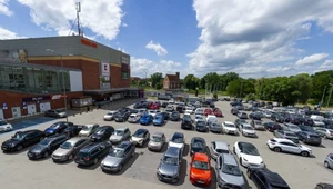 Jakie przepisy obowiązują na parkingach pod marketami?