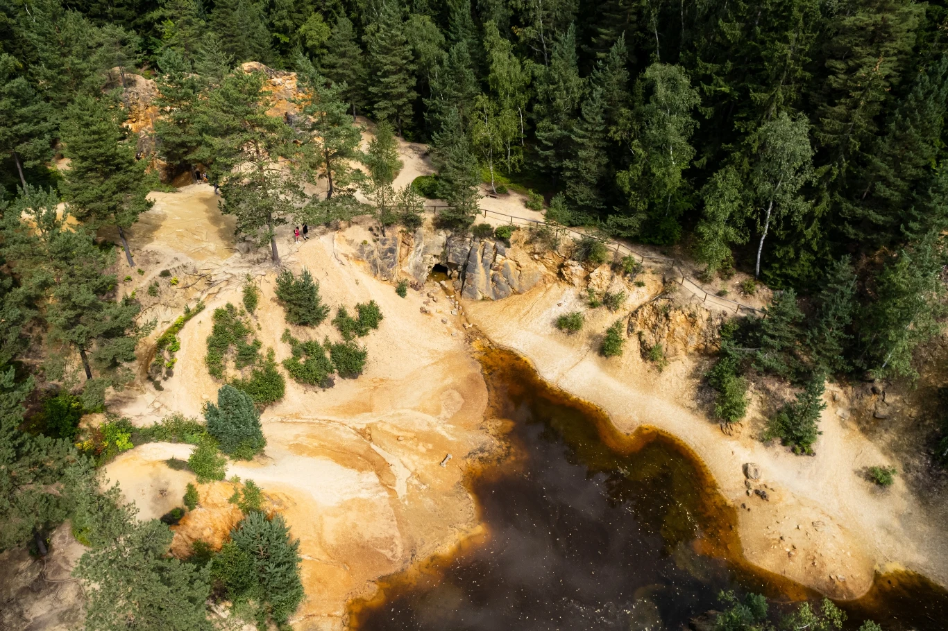 Kolorowe Jeziorka to cztery jeziora, każde o innej barwie. 