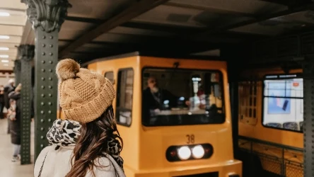 W Budapeszcie znajduje się najstarsza linia metra w Europie kontynentalnej. Fani transportu powinni ją zobaczyć. 