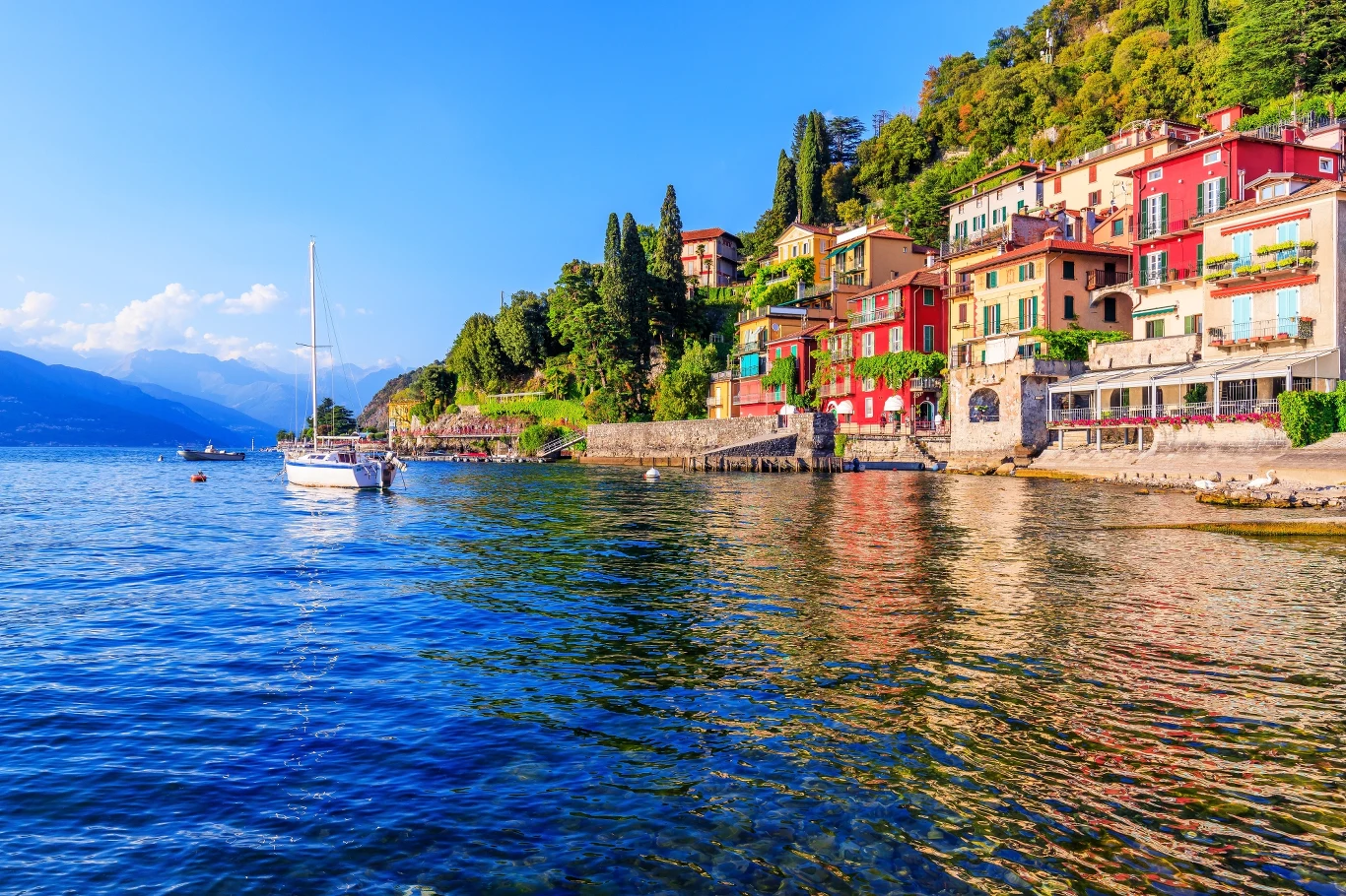 Jezioro Como położone jest w północnej części Włoch, w Alpach. Zachwyca pięknymi widokami i jest uwielbiane przez gwiazdy. Varenna to jedna z miejscowości, tworzących Złoty Trójkąt. Jezioro Como położone jest w północnej części Włoch, w Alpach. Zachwyca pięknymi widokami i jest uwielbiane przez gwiazdy. Varenna to jedna z miejscowości, tworzących Złoty Trójkąt.