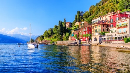 Jezioro Como położone jest w północnej części Włoch, w Alpach. Zachwyca pięknymi widokami i jest uwielbiane przez gwiazdy. Varenna to jedna z miejscowości, tworzących Złoty Trójkąt. 
