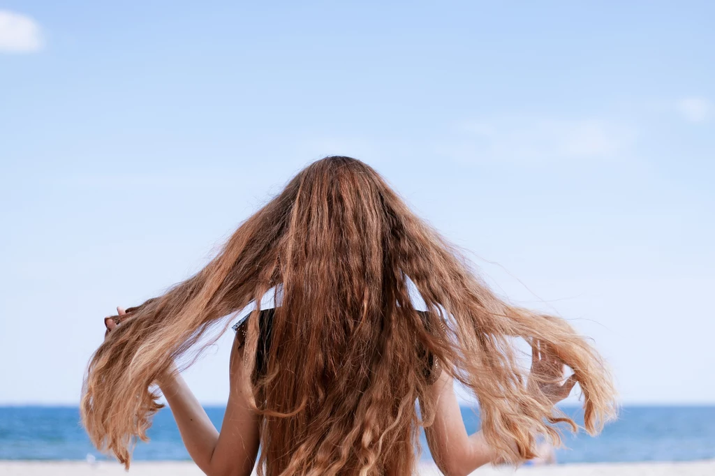Suszenie włosów naturalnymi sposobami ma zarówno swoje plusy, jak i minusy