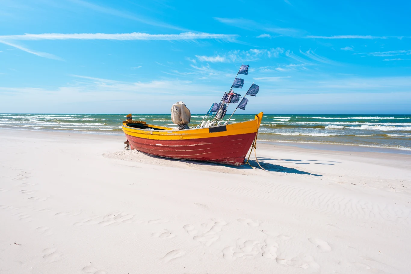 Na plaży w Dębkach można napotkać stare łodzie rybackie