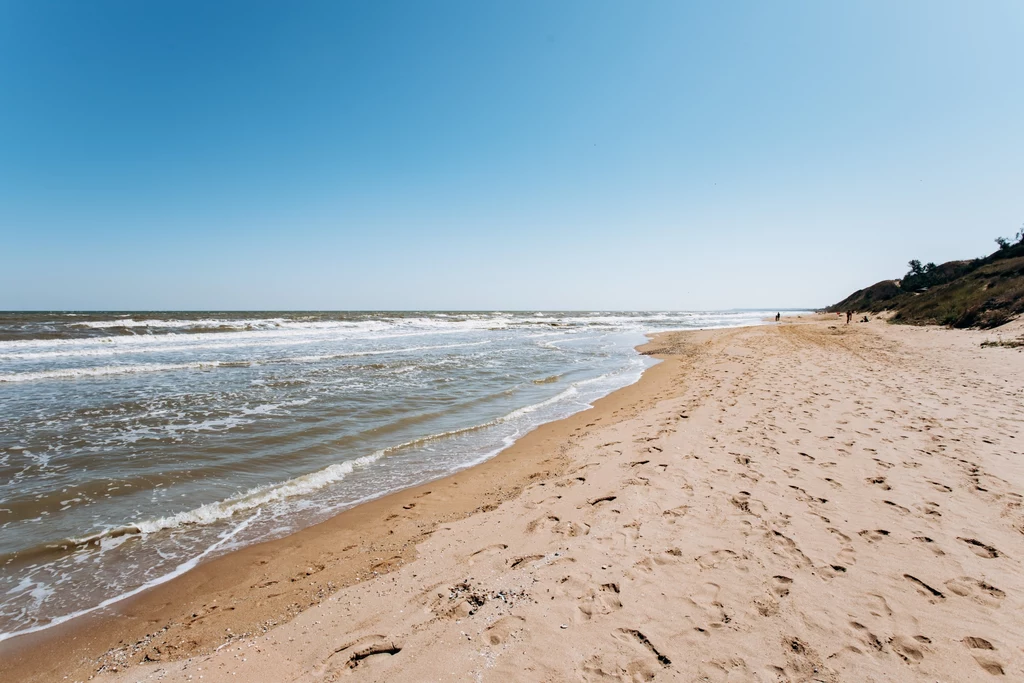 Plaża w Poddąbiu jest niemal dzika, otoczona klifami i lasem, co nadaje jej wyjątkowy, kameralny charakter