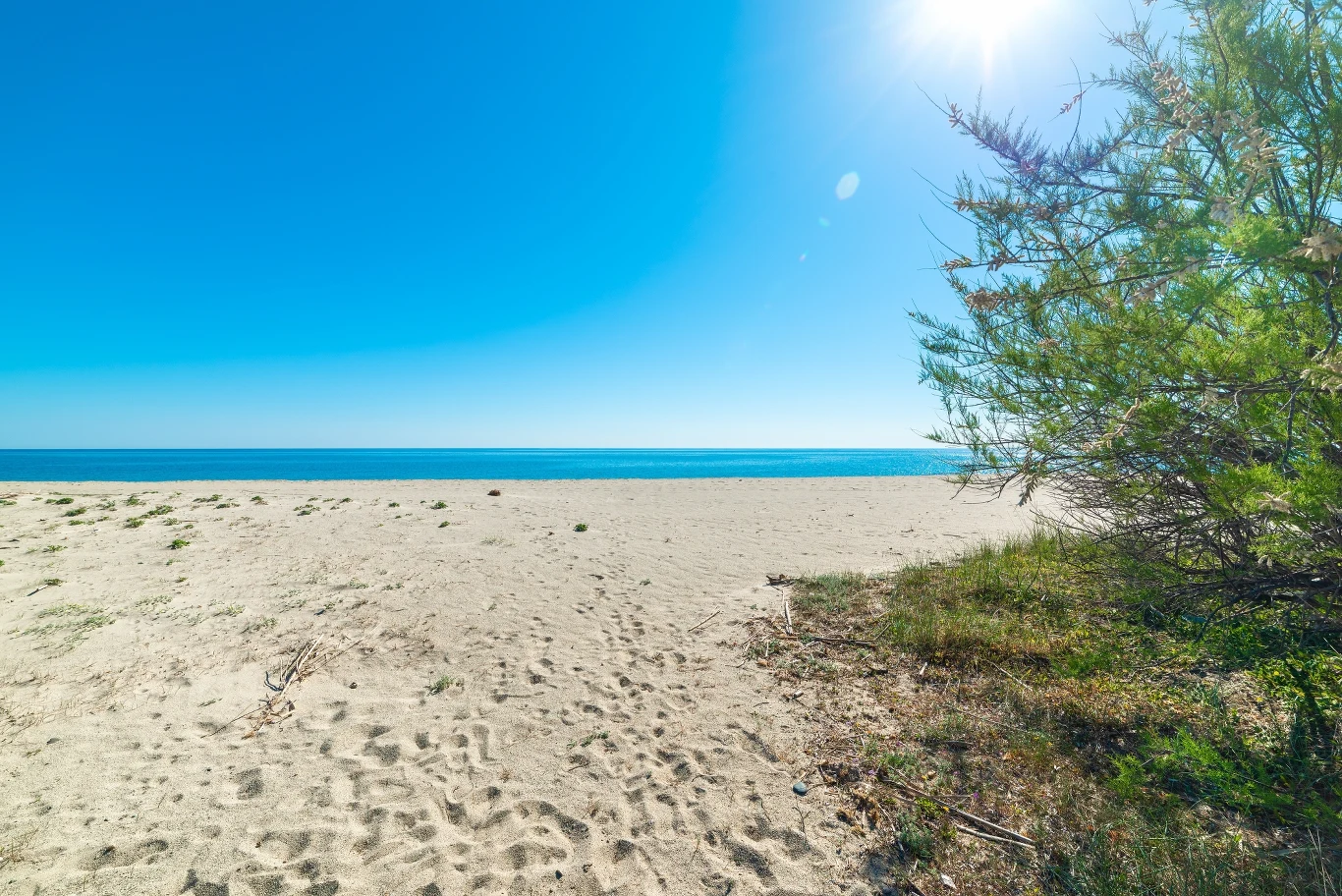 Plaża w Lubkowie znajduje się niedaleko Władysławowa i jest mniej znana, a to sprawia, że jest idealnym miejscem na relaks bez tłumów turystów