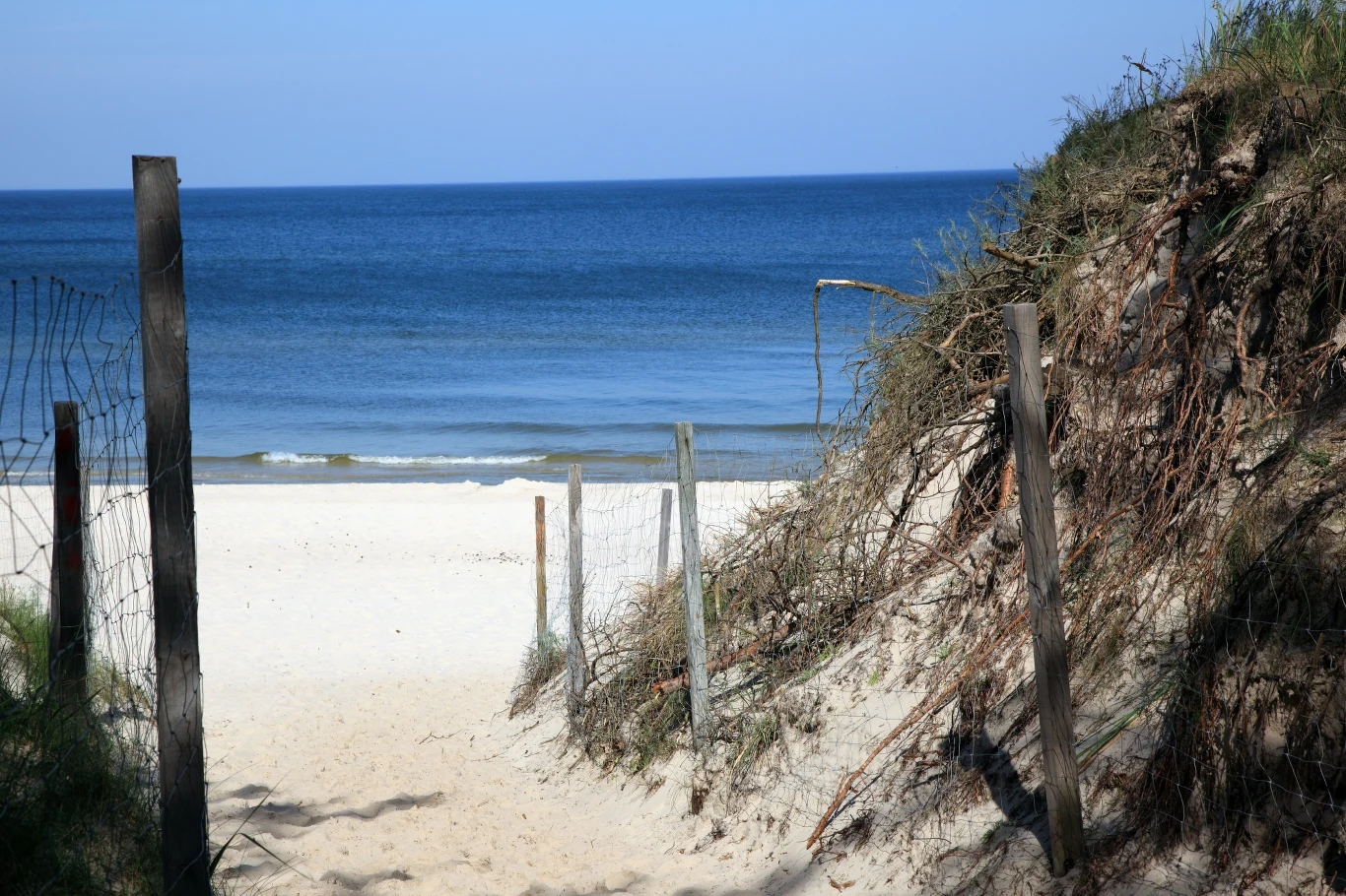 Pogorzelica to kolejna mała miejscowość, która oferuje spokój i piękne, niemal dzikie plaże