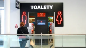 Poszła z synem do toalety znajdującej się na terenie dworca. Musiała zapłacić za dwie osoby (zdj. ilustracyjne)