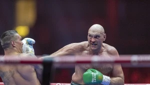 Tyson Fury (z prawej) w walce z Ołeksandrem Usykiem