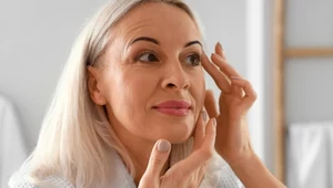 60-latki nakładają ją na twarz zamiast botoksu. Jak działa na skórę? 