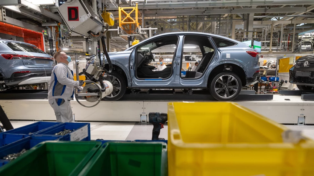 SUV-y to obecnie najchętniej kupowany typ pojazdów w Europie. Na zdjęciu linia produkcyjna w zakładach Audi w Zwickau