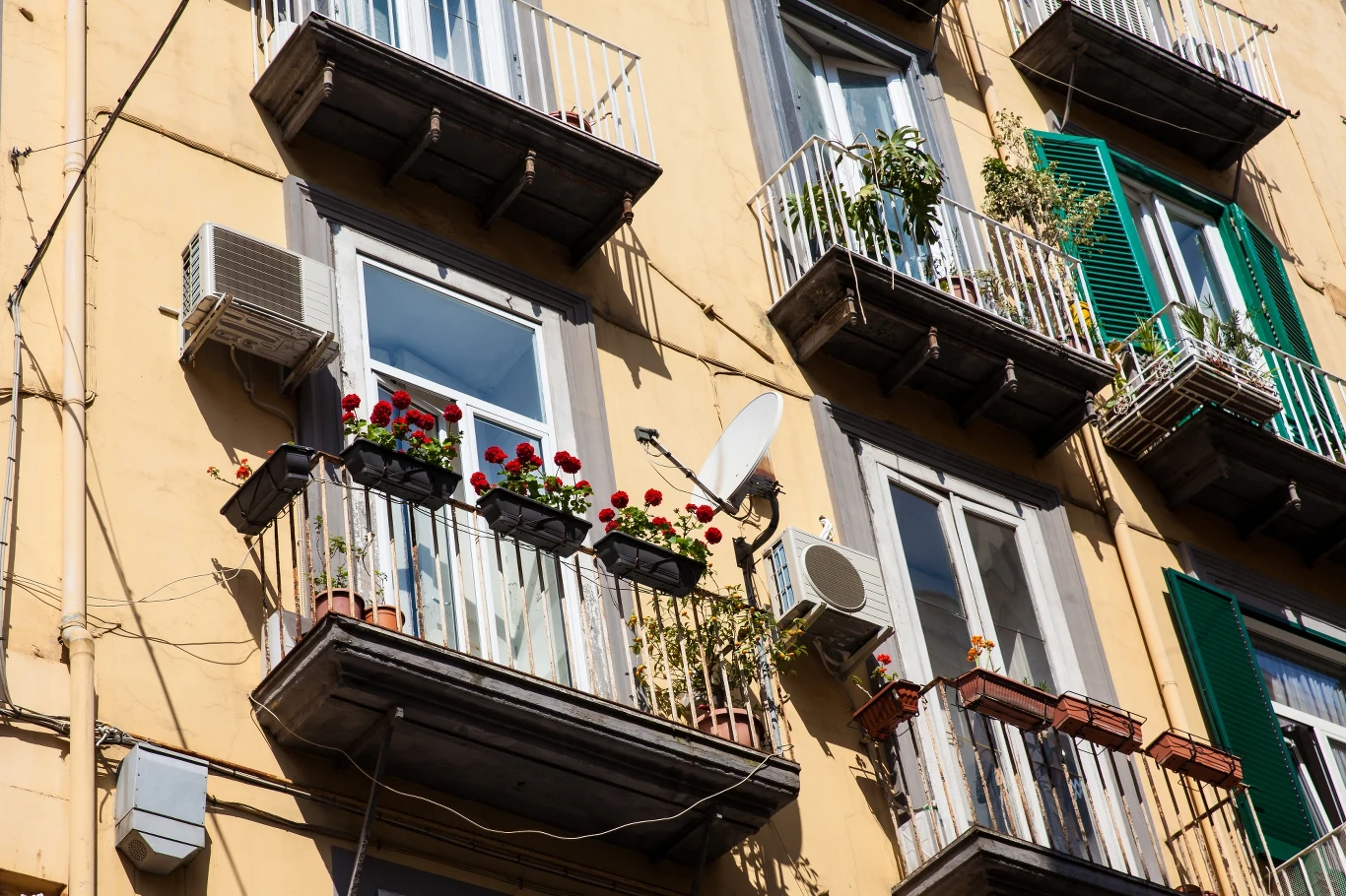 Uciążliwe słońce na balkonie? W ten sposób szybko pozbędziesz się problemu. Uciążliwe słońce na balkonie? W ten sposób szybko pozbędziesz się problemu.