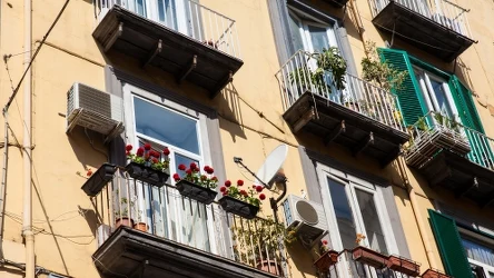 Uciążliwe słońce na balkonie? W ten sposób szybko pozbędziesz się problemu.