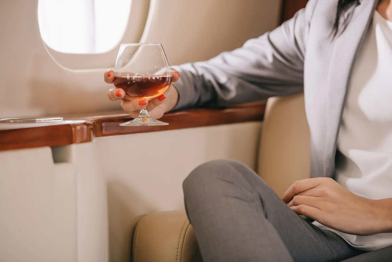 Chociaż raczenie się alkoholem podczas lotu jest przyjemne, może mieć katastrofalne skutki dla naszego zdrowia Chociaż raczenie się alkoholem podczas lotu jest przyjemne, może mieć katastrofalne skutki dla naszego zdrowia
