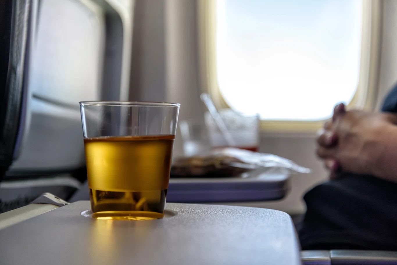 Według naukowców picie alkoholu w samolotach powinno być zakazane lub chociaż ograniczone Według naukowców picie alkoholu w samolotach powinno być zakazane lub chociaż ograniczone