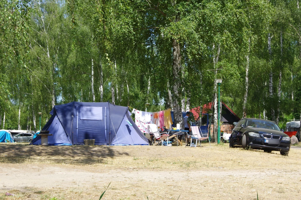 Pola namiotowe nad jeziorami. Polacy coraz chętniej spędzają tam wakacje