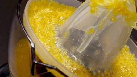 Sok z cytryny w pielęgnacji – jak wykonać maseczki i peeling w domu?