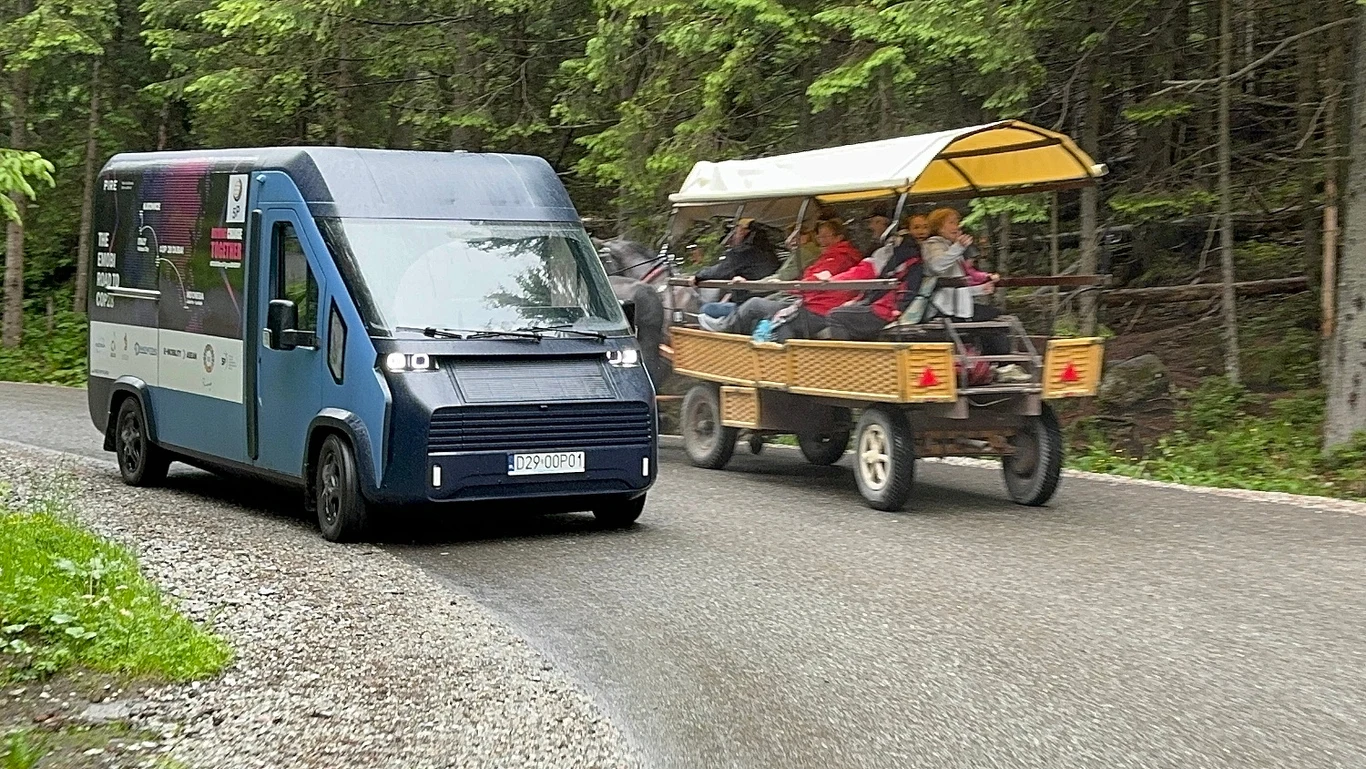 Przedstawiciele Innovation AG zaznaczają, by nie sugerować się wyglądem pojazdu, bo w rzeczywistości testy dotyczą stworzonej przez nich platformy, której zabudowy mogą przyjąć różną formę. Ostateczna mogłaby np przypominać bryczkę / fot. Innovation AG