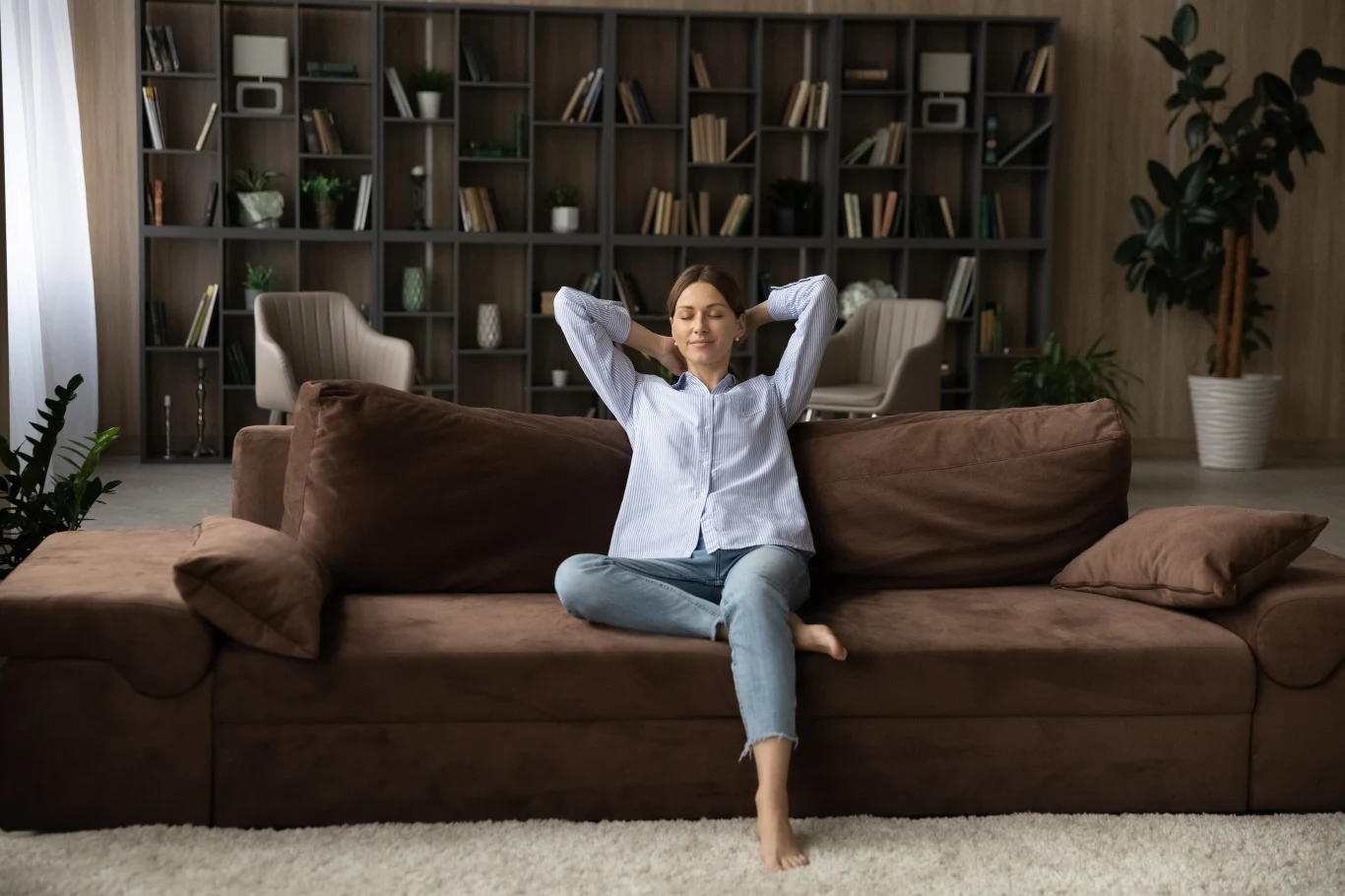 Jakie wybrać dodatki do brązowych mebli w salonie?